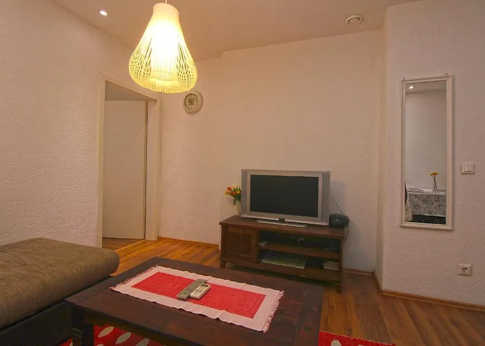 아파트 Adnan 2229 풀라